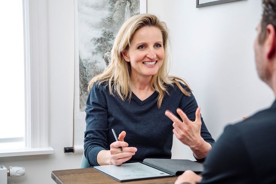Mandy Hopman providing acupuncture treatments for pain, stress and hormonal health in The Hague